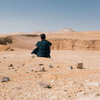 Homme contemplant le Canyon de los Perdidos