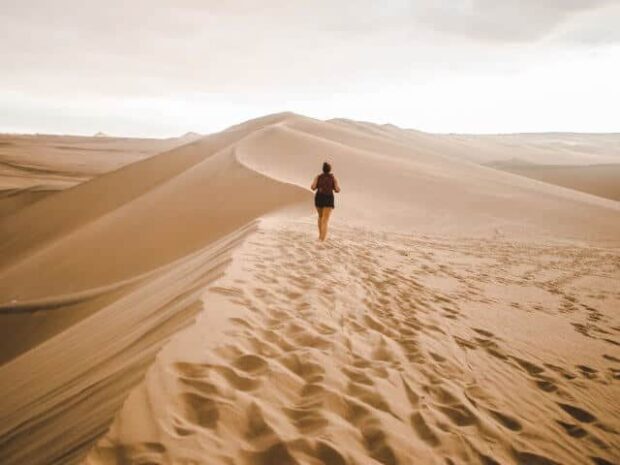 dune-desert-sable-personne-marche