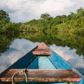Pirogue sur l'amazone au Pérou