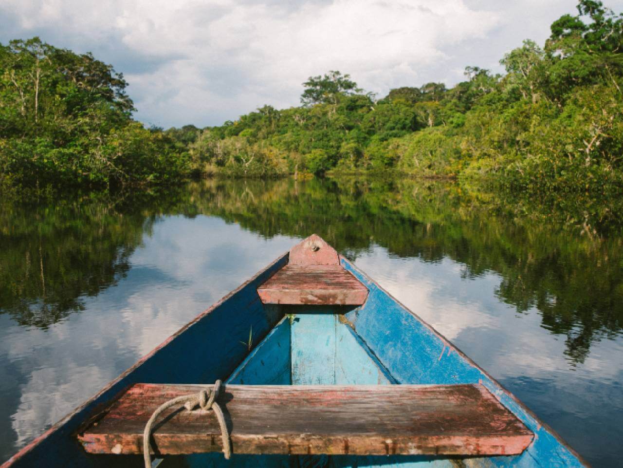 Pirogue sur l'amazone au Pérou