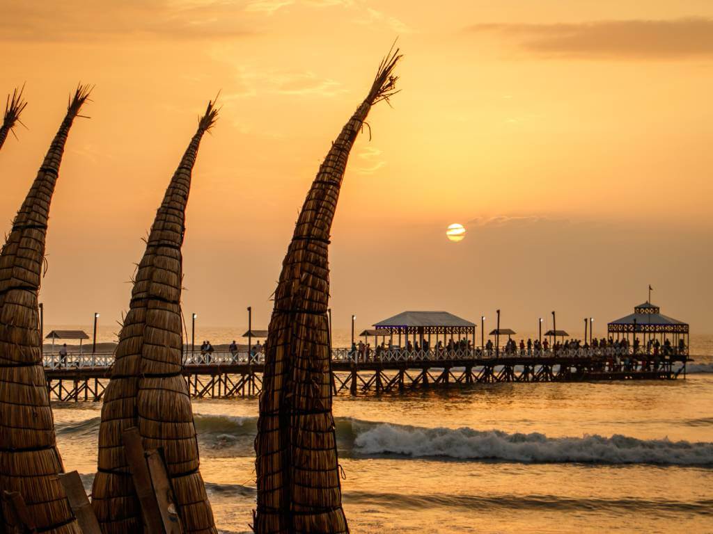 Plage de Huanchaco à Trujillo au Pérou
