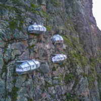 Skylodge, logement insolite, capsules en verre sur falaise au Pérou