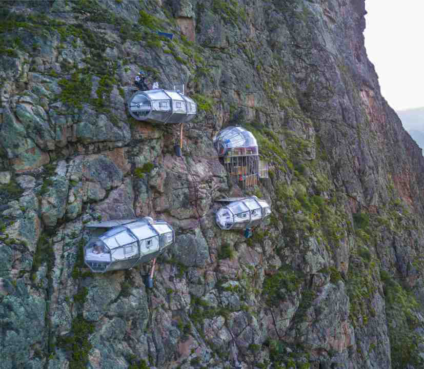 Skylodge, logement insolite, capsules en verre sur falaise au Pérou