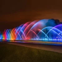 Fontaines et jeux de lumières de nuit à Lima au Pérou