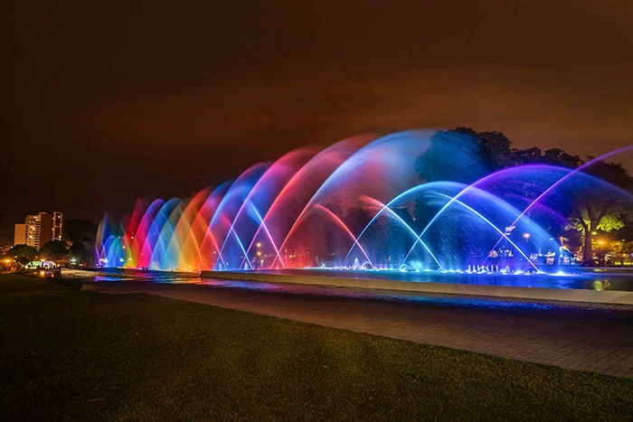 Fontaines et jeux de lumières de nuit à Lima au Pérou