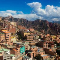Vue en hauteur des quartiers populaires de la Paz en Bolivie