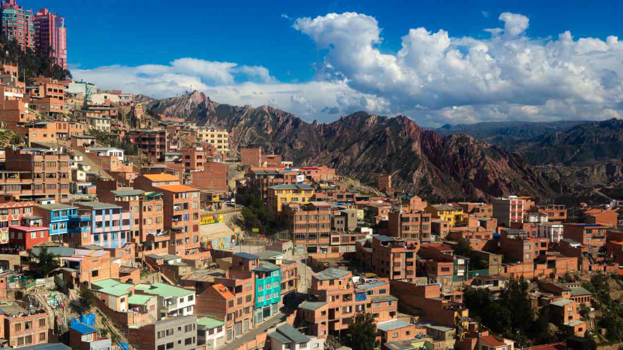 Vue en hauteur des quartiers populaires de la Paz en Bolivie