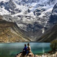 Selfie devant le Lac Humantay dans la chaîne de Vilcabamba dans les Andes du Pérou