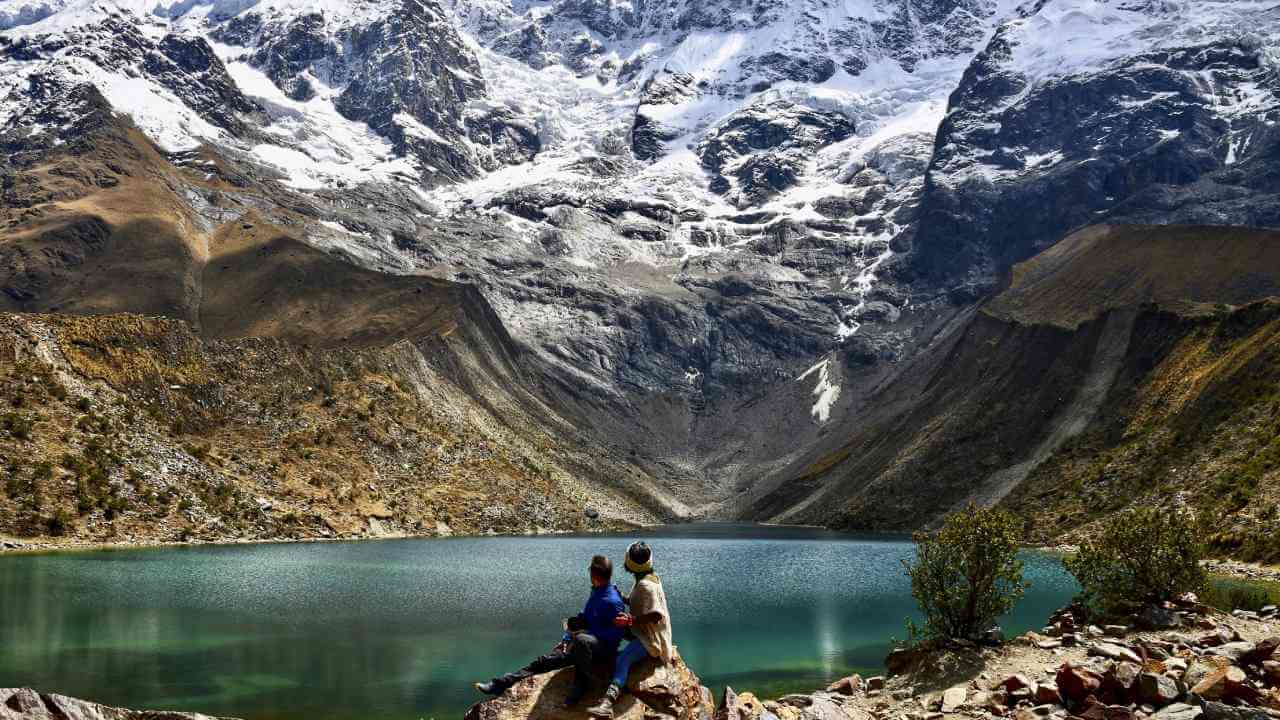 Selfie devant le Lac Humantay dans la chaîne de Vilcabamba dans les Andes du Pérou