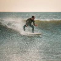 Surfeur à Lima au Péoru