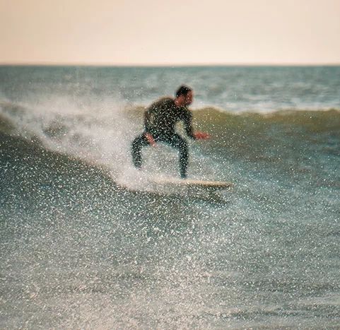 Surfeur à Lima au Péoru