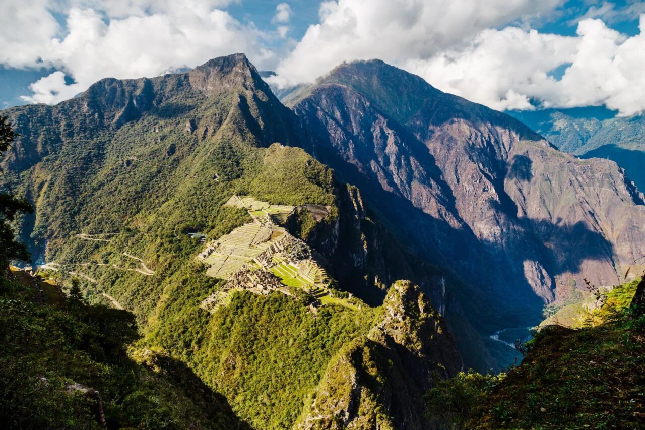 Vue plongeante sur la citadelle du Machu Picchu depuis le sommet du Huayna Picchu